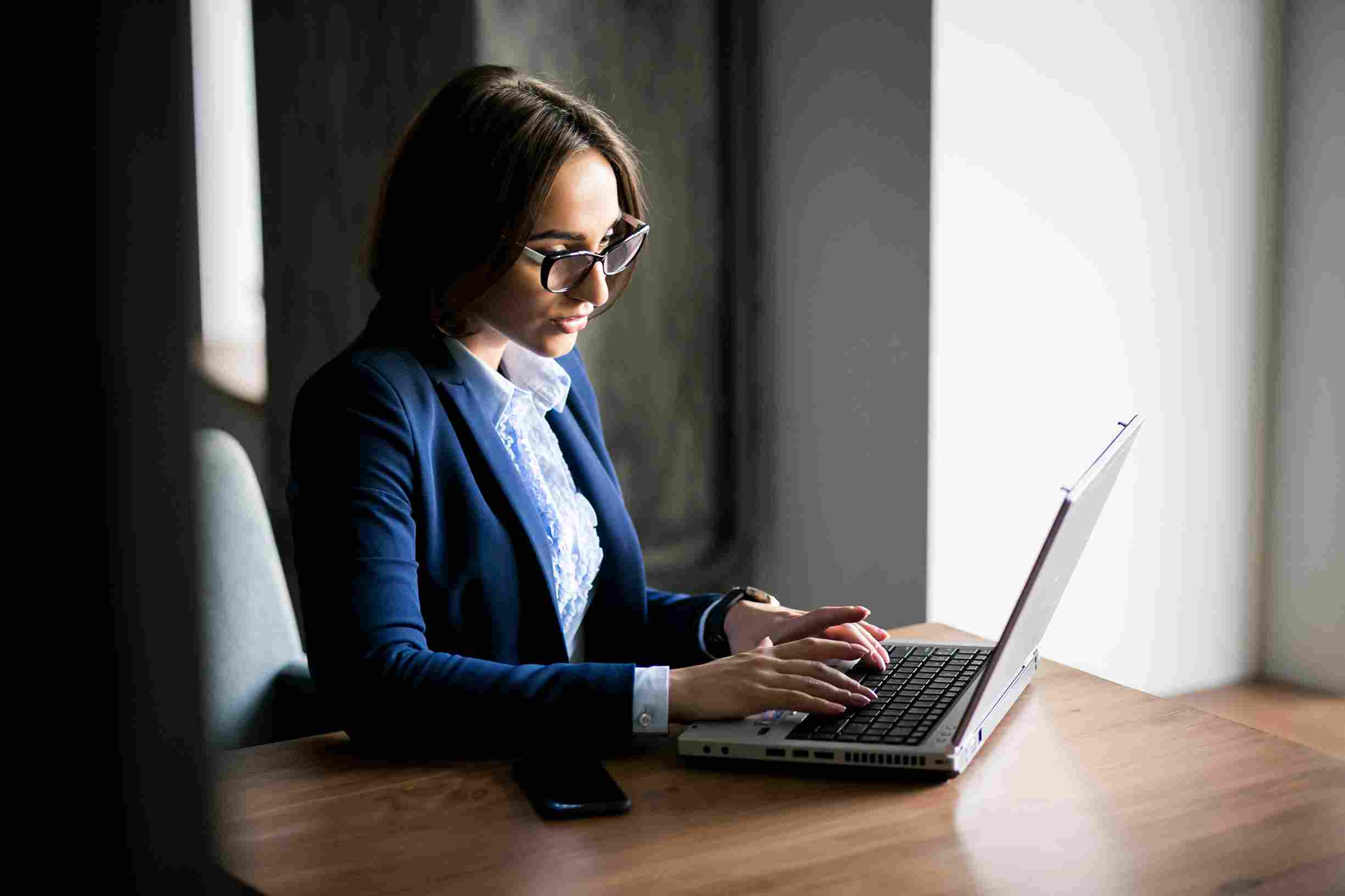 Mulher estudando cenário tributário para 2023