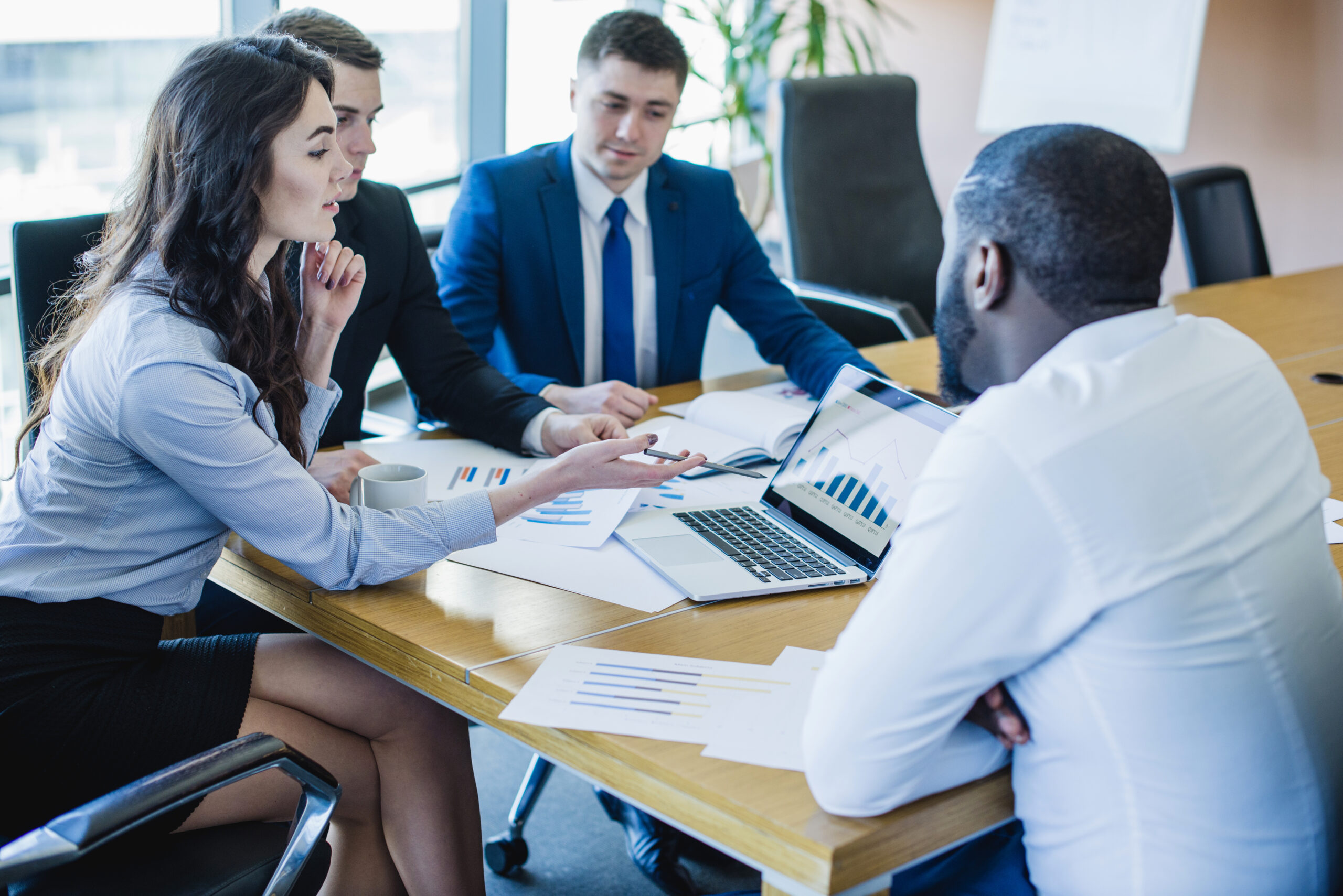 Sócios realizando um diagnóstico empresarial.