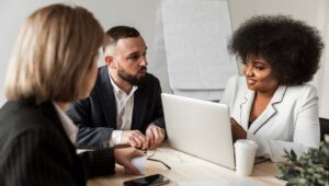 Pessoas em empresa realizando abono pecuniário