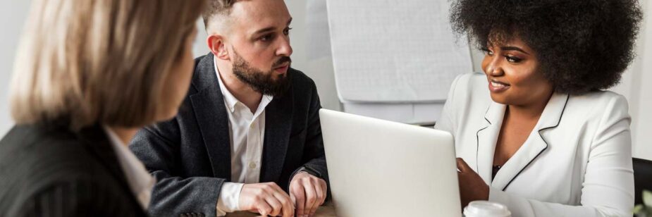 Pessoas em empresa realizando abono pecuniário