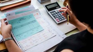 pessoa pesquisando Créditos de ICMS na Reforma Tributária