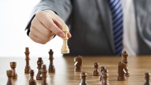 jogando xadrez simbolizando sucessão tributária em incorporações