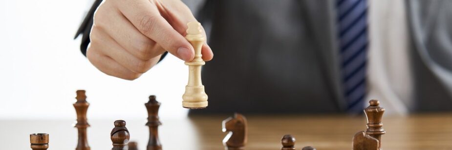 jogando xadrez simbolizando sucessão tributária em incorporações