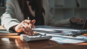 pessoa realizando Reforma Tributária nos benefícios trabalhistas das empresas r