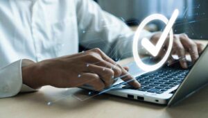 imagem de pessoa realizandoadiantamentos de pagamento na Reforma Tributária