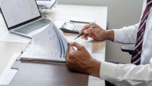 pessoa analisando Tributação de receitas financeiras na Reforma Tributária