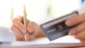 imagem simbolizando fiscalização da Receita Federal sobre gastos no cartão de crédito