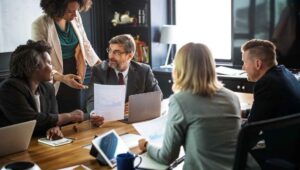 grupo analisando a Reforma Tributária e Estrutura Societária