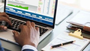 pessoa realizando adequação dos sistemas fiscais ao IBS e à CBS